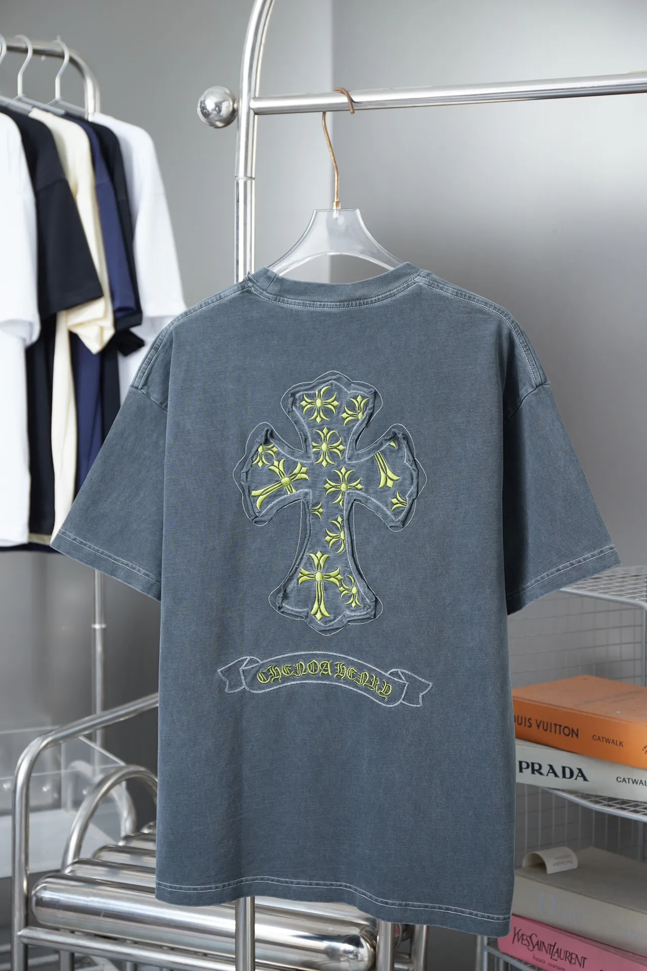 🅿️230 Ch*ome Hearte 25SS early spring new style Croix heart patch embroidered logo short sleeves Light luxury essential item for daily commuting for men and women Correct version Welcome to compare Detailed features · 320g 100% pure cotton double yarn jersey fabric · Custom dyed in the same vat with special thickened 32 count double-ply 1X1 thread · Front and back patch embroidery of Croix heart pattern · Ready-made garment dyeing Then do the faded fried snowflake process, then wash and make it look old · General washing to improve the effect · Double-needle stitching and seam-crossing process · Original main mark, washed tag, brand moisture-proof paper packaging Color: black gray red/black gray yellow Size: S/M/L/XL